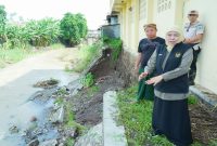 Gubernur Jatim Khofifah Indar Parawansa meninjau lokasi banjir di Probolinggo, Senin (23/2/2026). (Foto Dok Ho/RadarBangsa.co.id)