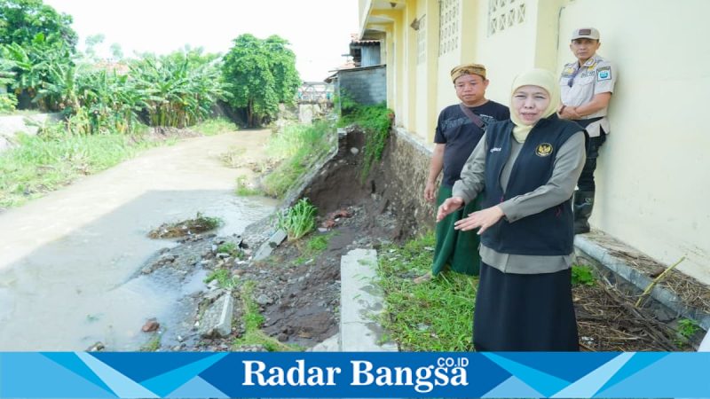 Gubernur Jatim Khofifah Indar Parawansa meninjau lokasi banjir di Probolinggo, Senin (23/2/2026). (Foto Dok Ho/RadarBangsa.co.id)