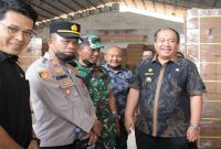 Bupati Asahan meninjau proses produksi sabut kelapa untuk ekspor ke China di Air Joman, Kamis (12/2/2026). (Foto Dok Ho/RadarBangsa.co.id)