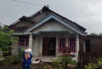 Kondisi atap rumah warga rusak akibat puting beliung di Desa Jarangan, Kecamatan Rejoso, Kabupaten Pasuruan, Sabtu (14/2/2026). (Foto Dok Ho/RadarBangsa.co.id)