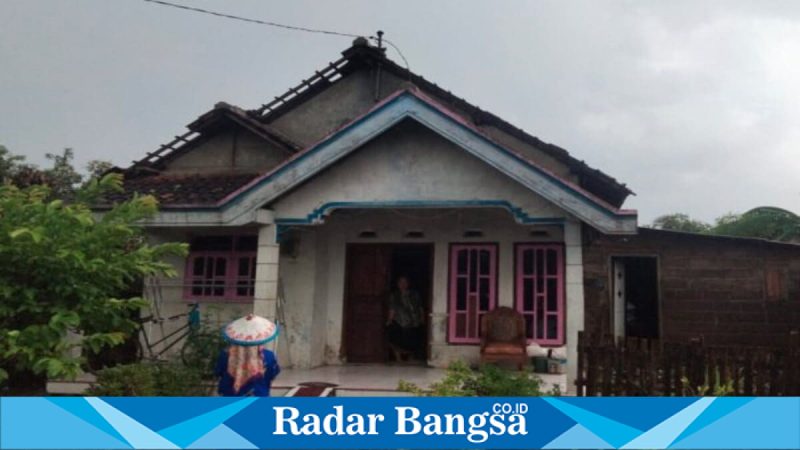 Kondisi atap rumah warga rusak akibat puting beliung di Desa Jarangan, Kecamatan Rejoso, Kabupaten Pasuruan, Sabtu (14/2/2026). (Foto Dok Ho/RadarBangsa.co.id)