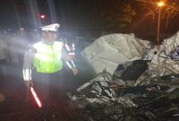 Petugas Polsek Babat mengevakuasi korban kecelakaan KA di perlintasan tanpa palang pintu Desa Datinawong, Babat, Lamongan, Rabu (4/2/2026). (Foto Dok Ho/Nul-RadarBangsa.co.id)