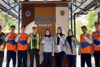 Petugas Satlantas Polres Pasuruan dan BPTD melakukan ramp check bus di Terminal Pandaan, Senin (9/2/2026). (Foto Dok Ho/RadarBangsa.co.id)
