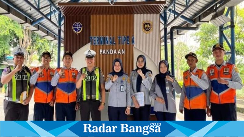 Petugas Satlantas Polres Pasuruan dan BPTD melakukan ramp check bus di Terminal Pandaan, Senin (9/2/2026). (Foto Dok Ho/RadarBangsa.co.id)
