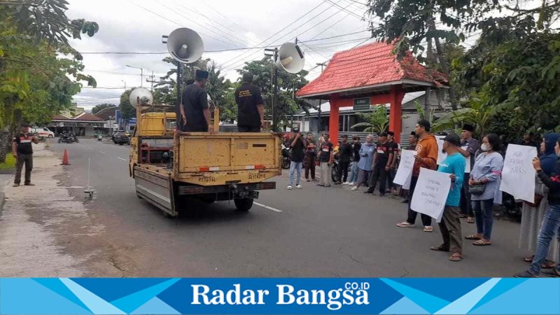 Massa Ormas Topi Bangsa berunjuk rasa di depan Kantor KAI Daop 9 Jember, Jumat (13/2/2026). (Foto Dok Ho/RadarBangsa.co.id)