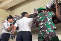 Petugas Lapas Narkotika Pamekasan bersama TNI melakukan razia blok hunian warga binaan, Sabtu (28/2/2026). (Foto Dok Ho/RadarBangsa.co.id)