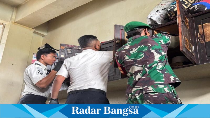 Petugas Lapas Narkotika Pamekasan bersama TNI melakukan razia blok hunian warga binaan, Sabtu (28/2/2026). (Foto Dok Ho/RadarBangsa.co.id)