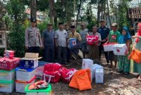 Petugas BPBD Kabupaten Probolinggo menyalurkan bantuan logistik kepada warga terdampak angin puting beliung di Desa Pohsangit Leres, Minggu (8/2/2026). (Foto Dok Ho/RadarBangsa.co.id)