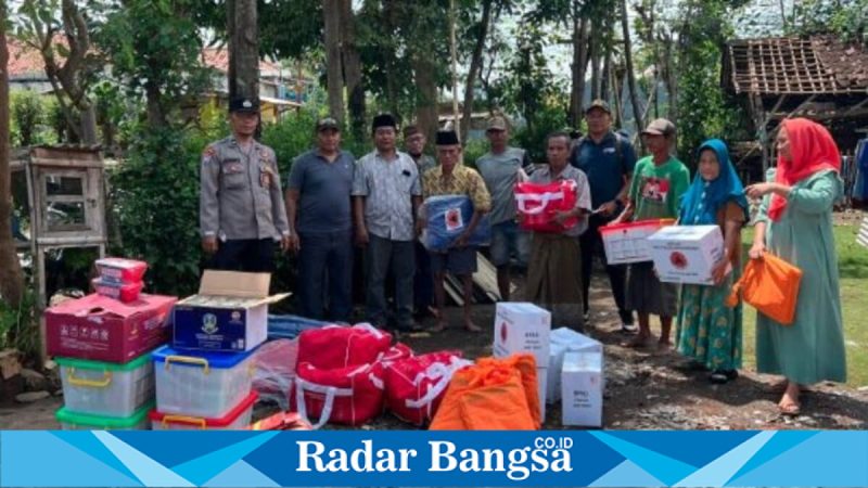 Petugas BPBD Kabupaten Probolinggo menyalurkan bantuan logistik kepada warga terdampak angin puting beliung di Desa Pohsangit Leres, Minggu (8/2/2026). (Foto Dok Ho/RadarBangsa.co.id)