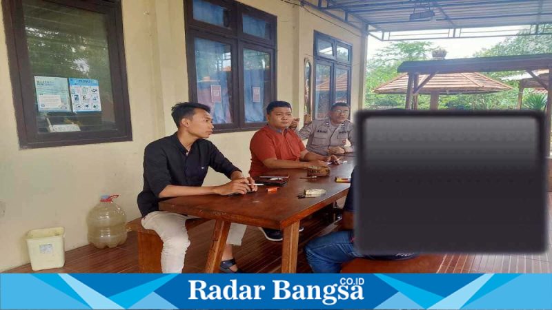 Petugas Polsek Solokuro melakukan penanganan dan mediasi keluarga di Mapolsek Solokuro, Lamongan, Jumat (6/2/2026). (Foto Dok Ho/Nul-RadarBangsa.co.id)