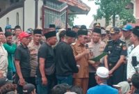 Ribuan massa FPBM menggelar aksi unjuk rasa di Kantor Bupati Pamekasan, Selasa (10/2/2026). (Foto Dok Ho/RadarBangsa.co.id)