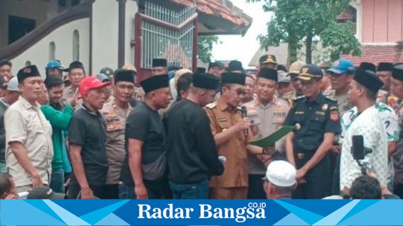Ribuan massa FPBM menggelar aksi unjuk rasa di Kantor Bupati Pamekasan, Selasa (10/2/2026). (Foto Dok Ho/RadarBangsa.co.id)