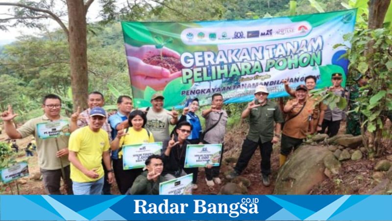 Penanaman pohon di lahan rawan tanah gerak Dusun Sempu, Desa Cowek, Purwodadi, Selasa (10/2/2026). (Foto Dok Ho/RadarBangsa.co.id)