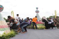 Kirab gunungan apem dalam Grebeg Apem 2026 di Alun-Alun Jombang, Kamis (12/2/2026). (Foto Dok Ho/RadarBangsa.co.id)