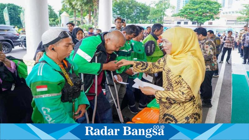 Gubernur Khofifah dan Wagub Emil menyerahkan bantuan kepada anak yatim dan ojol di Grahadi, Surabaya,  Jumat, 20 Februari 2026  (Foto Dok Ho/RadarBangsa.co.id)
