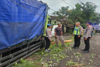 Petugas Sat Lantas Polres Lamongan mengevakuasi truk tabrak rumah di Desa Sukoanyar, Senin (16/2/2026). (Foto Dok Ho/RadarBangsa.co.id)