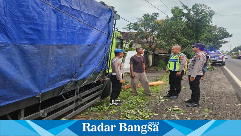 Petugas Sat Lantas Polres Lamongan mengevakuasi truk tabrak rumah di Desa Sukoanyar, Senin (16/2/2026). (Foto Dok Ho/RadarBangsa.co.id)