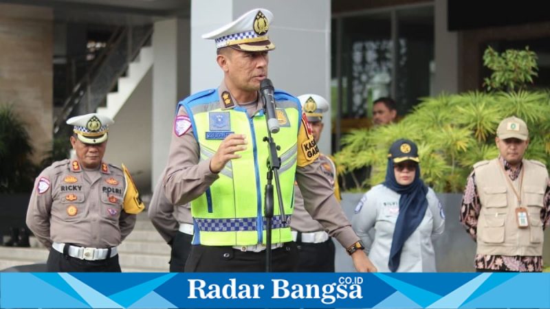 Petugas Satgas Operasi Keselamatan Kapuas 2026 melakukan penegakan hukum di Kantor Samsat Pontianak, Kamis (5/2/2026). (Foto Dok Ho/Ded-RadarBangsa.co.id)