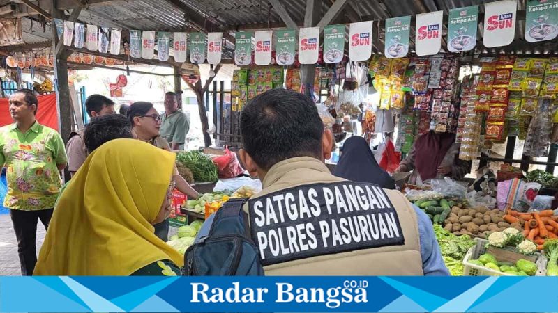 Satgas Pangan Polres Pasuruan memantau harga dan stok bapokting di Pasar Bangil, Jumat (6/2/2026). (Foto Dok Ho/AHMAD-RadarBangsa.co.id)