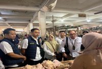 Pengecekan harga dan stok bahan pokok oleh Satgas Pangan Polres Sampang bersama Bapanaz RI di Pasar Srimangunan, Jumat (20/2/2026). (Foto Dok Ho/RadarBangsa.co.id)