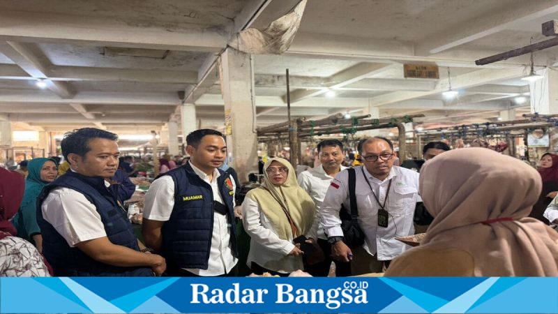 Pengecekan harga dan stok bahan pokok oleh Satgas Pangan Polres Sampang bersama Bapanaz RI di Pasar Srimangunan, Jumat (20/2/2026). (Foto Dok Ho/RadarBangsa.co.id)