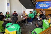 Satlantas Polres Lamongan saat kegiatan Polantas Menyapa Ojol di Warkop Aconk, Rabu (11/2/2026). (Foto Dok Ho/RadarBangsa.co.id)