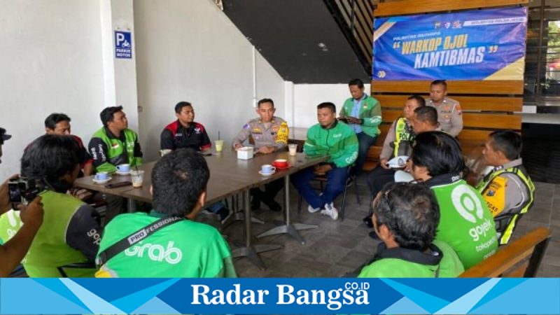 Satlantas Polres Lamongan saat kegiatan Polantas Menyapa Ojol di Warkop Aconk, Rabu (11/2/2026). (Foto Dok Ho/RadarBangsa.co.id)