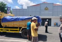 Petugas Satlantas Polres Pamekasan memberikan imbauan kepada sopir truk material, Kamis (5/2/2026).(Foto Dok Ho/Ber-RadarBangsa.co.id)