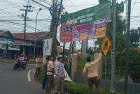 Petugas Satpol PP Pamekasan menurunkan reklame melanggar Perbup Nomor 33 Tahun 2025, Jumat (6/2/2026). (Foto Dok Ho/Deb-RadarBangsa.co.id)