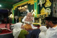 Lia Istifhama memimpin sholawat pada Haflah Imtihan Roudlotul Ulum, Kota Pasuruan, Selasa (17/2). (Foto Dok Ho/RadarBangsa.co.id)