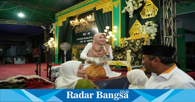Lia Istifhama memimpin sholawat pada Haflah Imtihan Roudlotul Ulum, Kota Pasuruan, Selasa (17/2). (Foto Dok Ho/RadarBangsa.co.id)