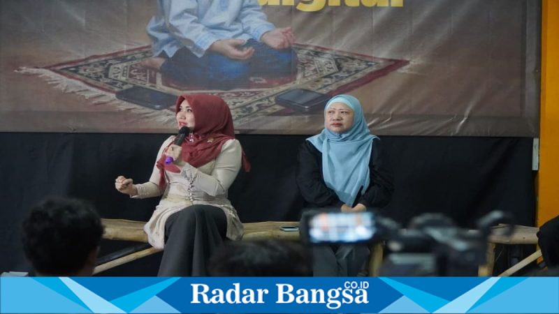 Senator Jatim Lia Istifhama dalam Forum Puasa Digital di STIKOSA AWS Surabaya, Rabu (25/2/2026). (Foto Dok Ho/RadarBangsa.co.id)