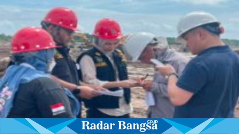 Petugas pengawas ketenagakerjaan saat sidak TKA di kawasan industri. Jumat (6/2/2026). (Foto Dok Ho/RadarBangsa.co.id)