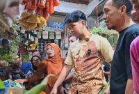 Petugas Satgas Saber Pangan Polres Lamongan saat sidak harga bahan pokok di pasar tradisional, Jumat (6/2/2026). (Foto Dok Ho/RadarBangsa.co.id)