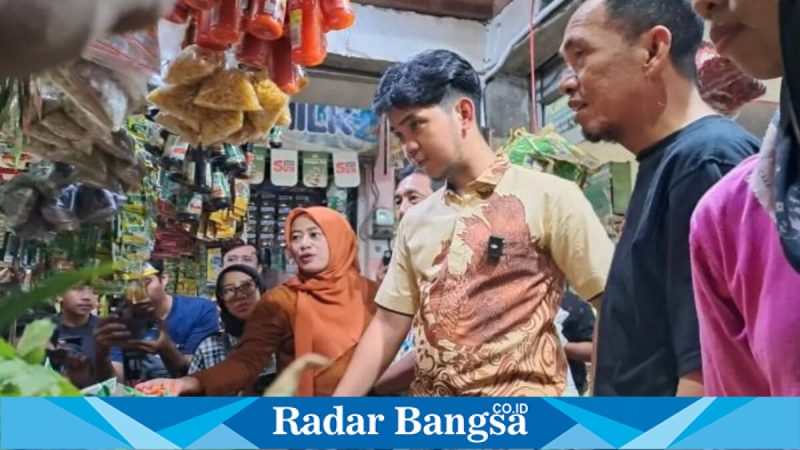 Petugas Satgas Saber Pangan Polres Lamongan saat sidak harga bahan pokok di pasar tradisional, Jumat (6/2/2026). (Foto Dok Ho/RadarBangsa.co.id)