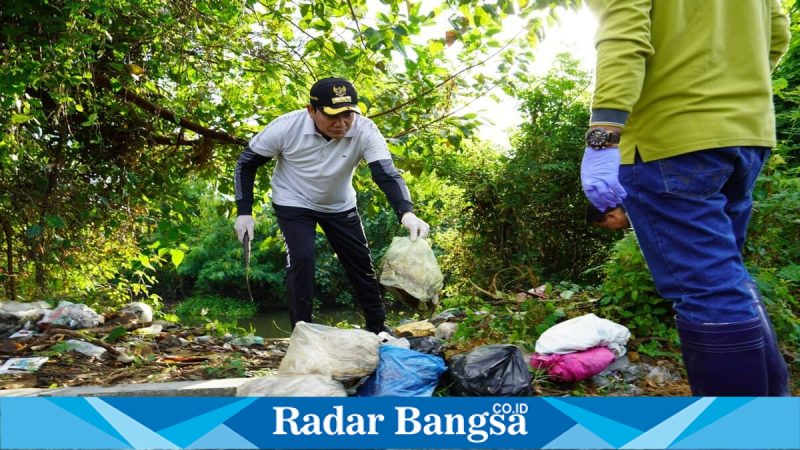 Bupati Sidoarjo Subandi menerima Sertifikat Menuju Kota Bersih pada Rakornas Pengelolaan Sampah 2026, Rabu (25/2/2026). (Foto Dok Ho/RadarBangsa.co.id)