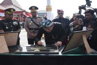 Bupati Sidoarjo Subandi menandatangani prasasti peringatan Hari Jadi ke-167 Kabupaten Sidoarjo, Sabtu (31/1/2026). (Foto Dok Ho/Nul-RadarBangsa.co.id)