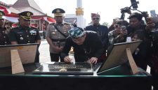 Bupati Sidoarjo Subandi menandatangani prasasti peringatan Hari Jadi ke-167 Kabupaten Sidoarjo, Sabtu (31/1/2026). (Foto Dok Ho/Nul-RadarBangsa.co.id)