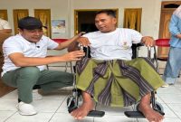 Bupati Sidoarjo H. Subandi menyerahkan bantuan kursi roda dan meninjau RTLH, Selasa (17/2/2026). (Foto Dok Ho/RadarBangsa.co.id)