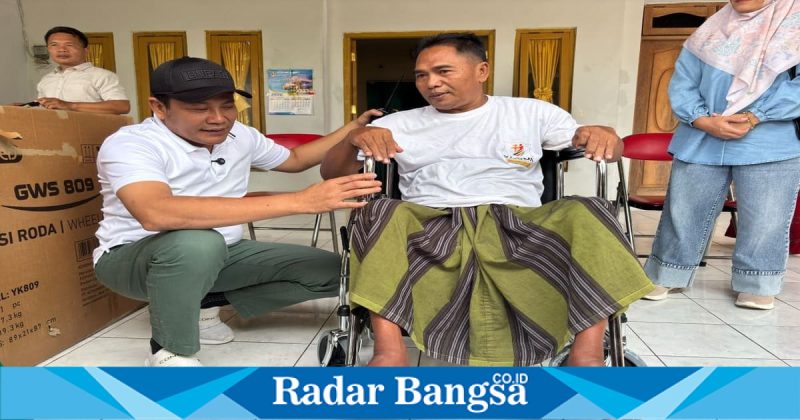 Bupati Sidoarjo H. Subandi menyerahkan bantuan kursi roda dan meninjau RTLH, Selasa (17/2/2026). (Foto Dok Ho/RadarBangsa.co.id)