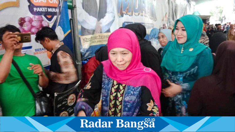 Gubernur Jawa Timur Khofifah Indar Parawansa bersama Anggota DPD RI Lia Istifhama saat meninjau pasar murah Pemprov Jatim di Surabaya, Senin (23/2). (Foto Dok Ho/RadarBangsa.co.id