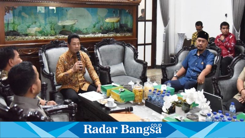 Bupati Sidoarjo H. Subandi memimpin High Level Meeting TPID jelang Ramadhan di Pendopo Delta Wibawa, Kamis (12/2/2026). (Foto Dok Ho/RadarBangsa.co.id)