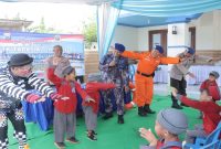 Kasat Polairud Polres Lamongan AKP Guntur memberikan edukasi keselamatan perairan kepada 142 siswa PG dan TK Tapas Al-Ihsan II di Blimbing, Minggu (15/2/2026). (Foto Dok Ho/RadarBangsa.co.id)