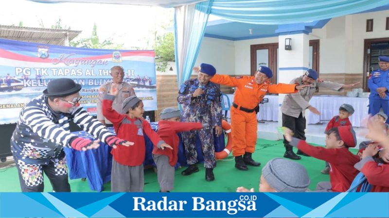 Kasat Polairud Polres Lamongan AKP Guntur memberikan edukasi keselamatan perairan kepada 142 siswa PG dan TK Tapas Al-Ihsan II di Blimbing, Minggu (15/2/2026). (Foto Dok Ho/RadarBangsa.co.id)
