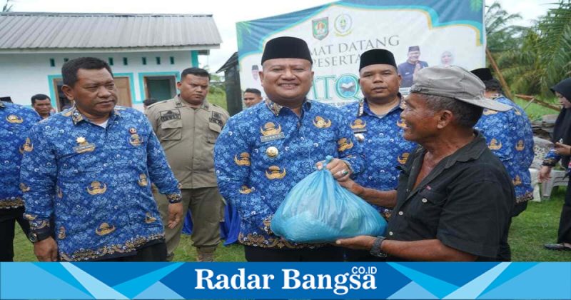 Wakil Bupati Asahan Rianto menyalurkan 500 paket sembako kepada warga terdampak banjir di Desa Sei Dua Hulu, Rabu (18/2/2026). (Foto Dok Ho/RadarBangsa.co.id)