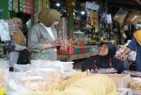 Wabup Sidoarjo Mimik Idayana meninjau harga sembako saat sidak di Pasar Porong, Selasa (24/2/2026). (Foto Dok Ho/RadarBangsa.co.id)