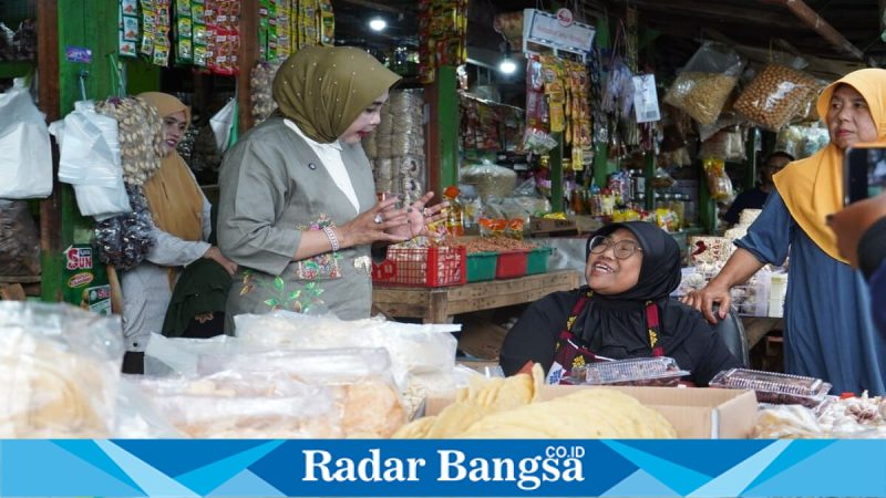 Wabup Sidoarjo Mimik Idayana meninjau harga sembako saat sidak di Pasar Porong, Selasa (24/2/2026). (Foto Dok Ho/RadarBangsa.co.id)