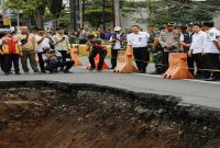 Wagub Jatim Emil Elestianto Dardak meninjau Jembatan Sentong yang ambles di Bondowoso, Rabu (25/2). (Foto Dok Ho/RadarBangsa.co.id)