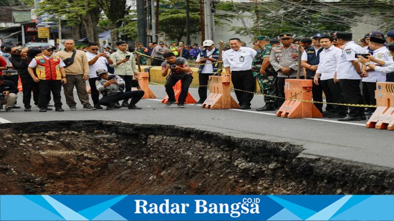 Wagub Jatim Emil Elestianto Dardak meninjau Jembatan Sentong yang ambles di Bondowoso, Rabu (25/2). (Foto Dok Ho/RadarBangsa.co.id)