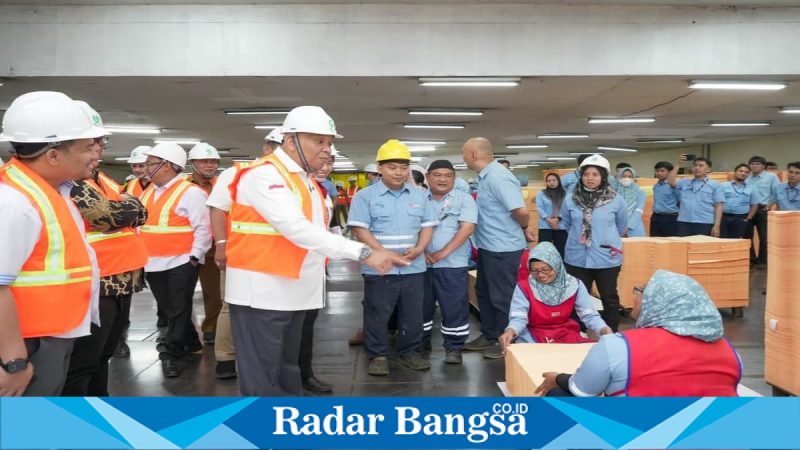 Wamenaker Afriansyah Noor saat kunjungan kerja ke PT Indah Kiat Pulp and Paper, Tangerang Selatan, Selasa (3/2/2026).(Foto Dok Ho/Nul-RadarBangsa.co.id)